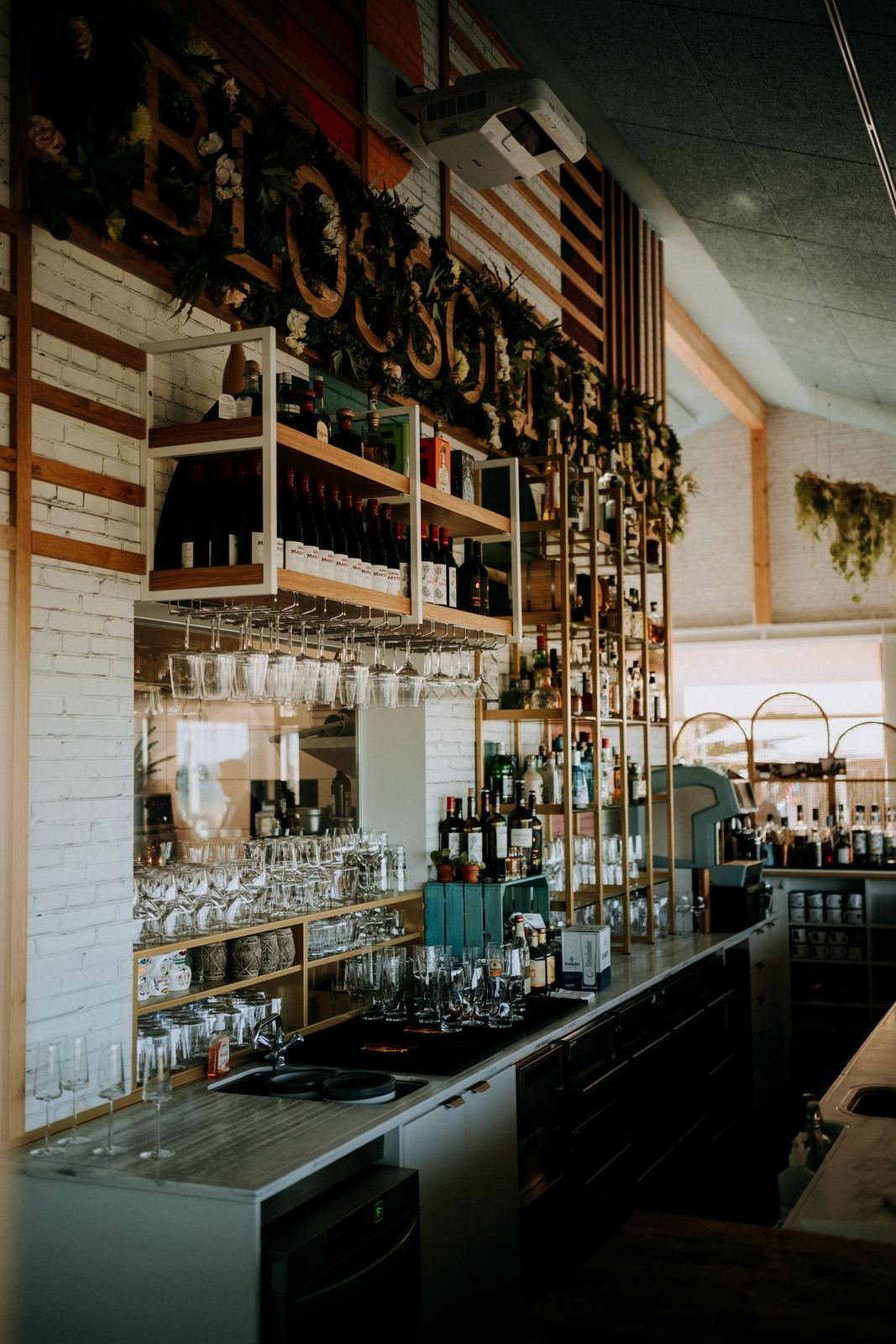 Die Bar des Blossom Beach mit Blick in den Gastraum