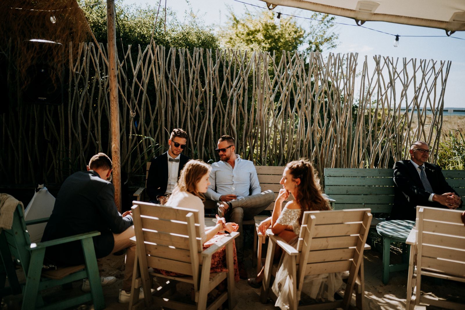 Hochzeitsgäste auf der Strandterrasse des Blossom Beach an der Ostsee
