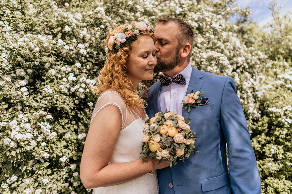 Brautpaar bei ländlicher Hochzeit in Schleswig-Holstein