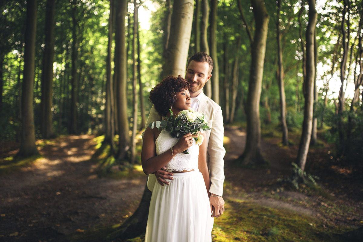 Brautpaar im Gespräch mit dem Hochzeitsfotografen