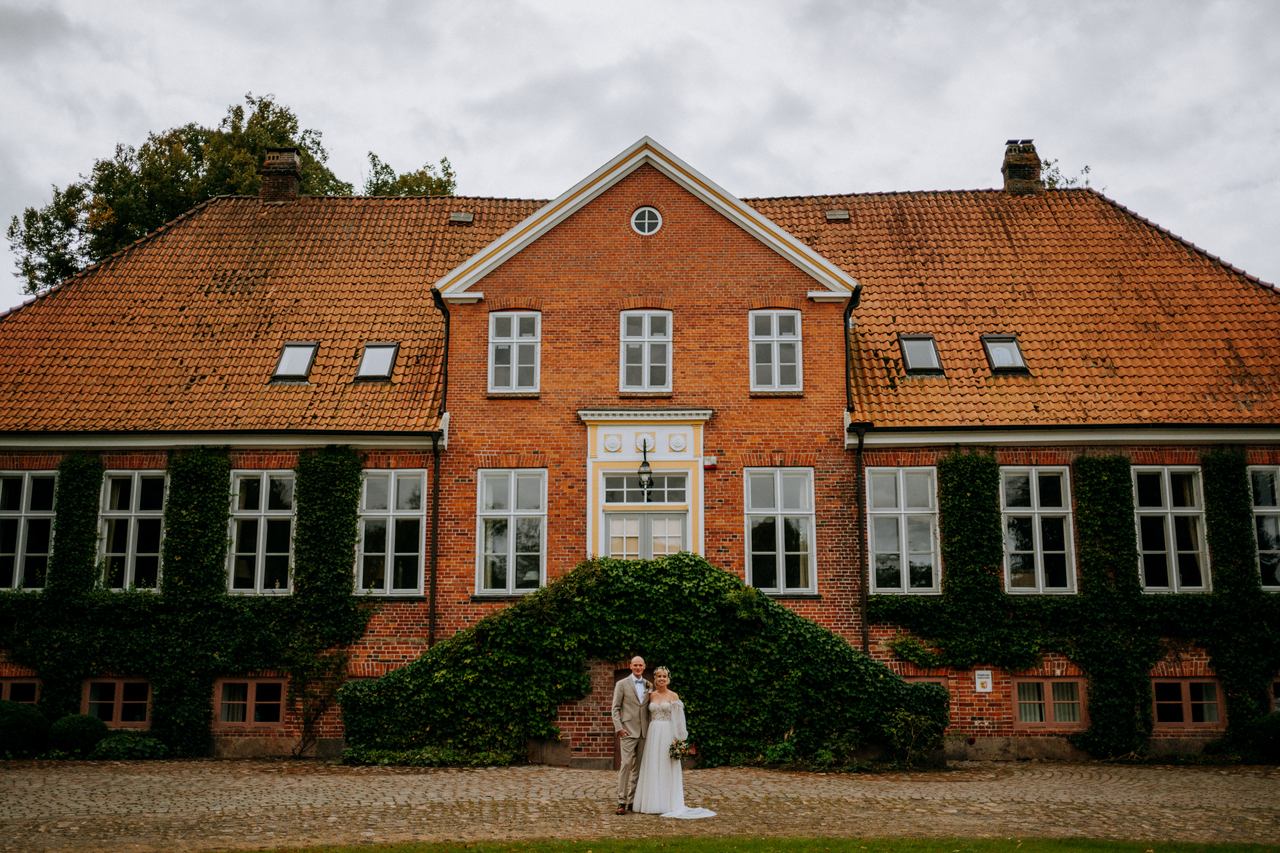 Jannes und Alina vor dem efeubewachsenen Herrenhaus von Gut Marutendorf