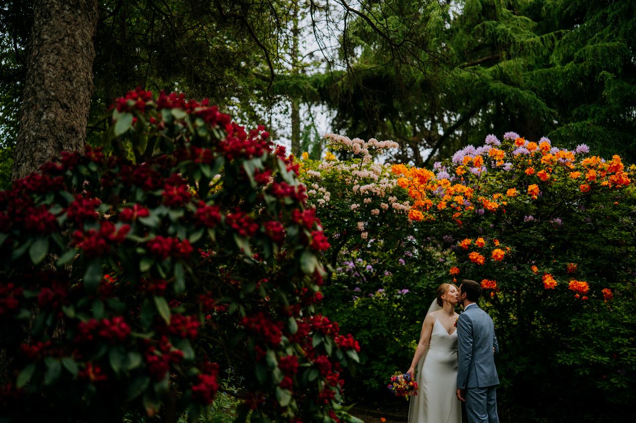 Brautpaar zwischen blühenden Rhododendren im Alten Botanischen Garten Kiel