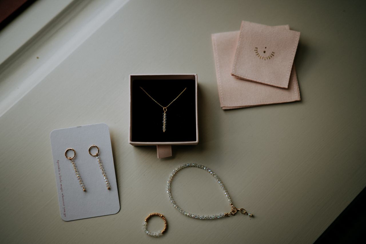 Brautschmuck-Details beim Getting Ready