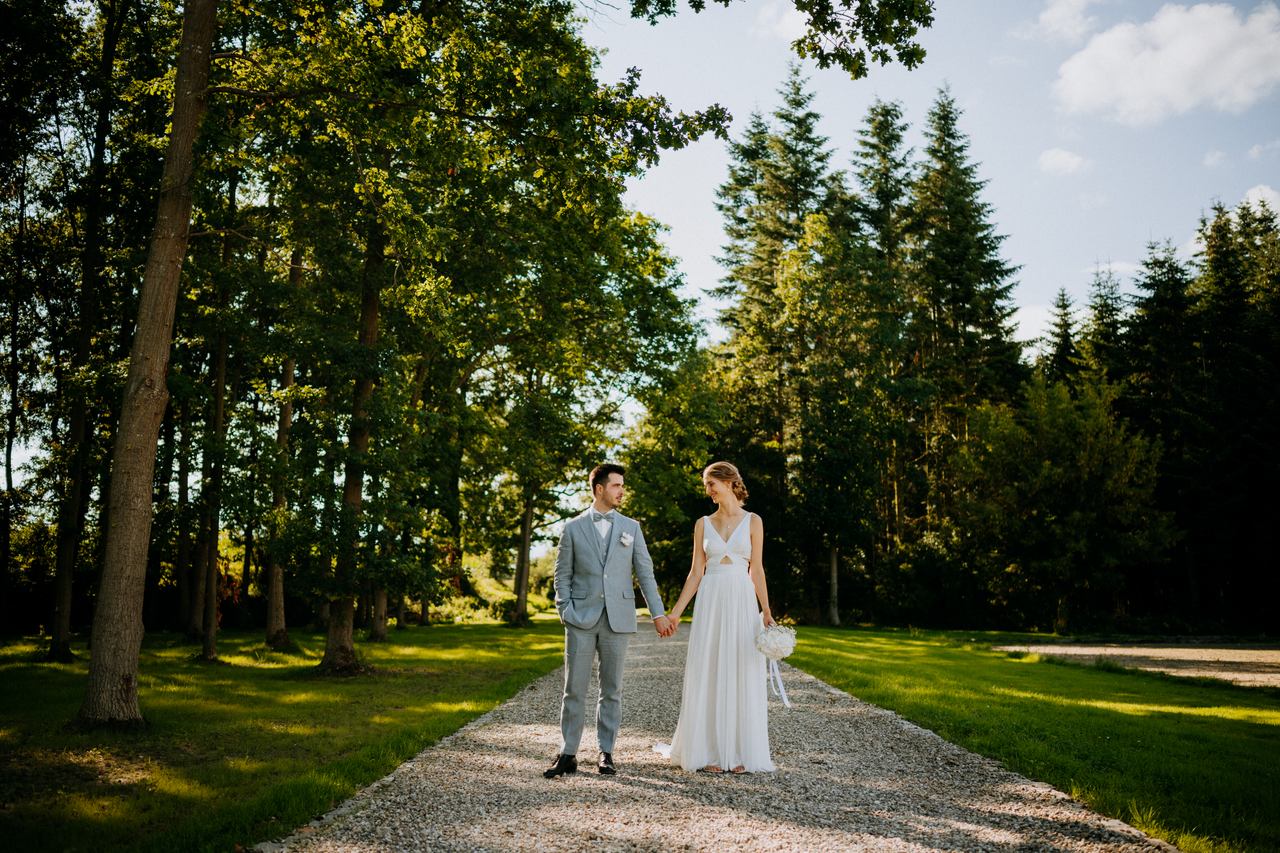 Sophie und Axel Hand in Hand auf der Allee von Gut Kletkamp