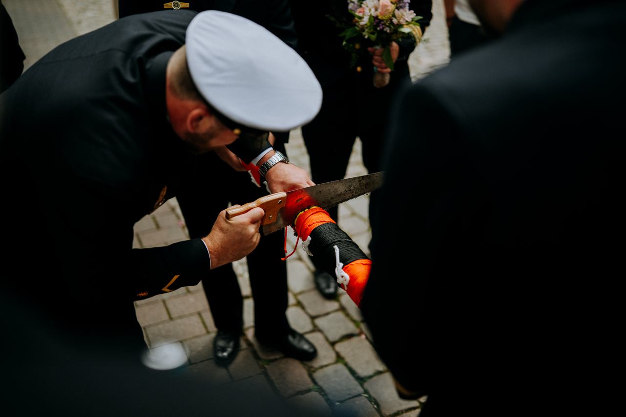 Delf sägt in Marineuniform beim Hochzeitsbrauch nach der standesamtlichen Trauung