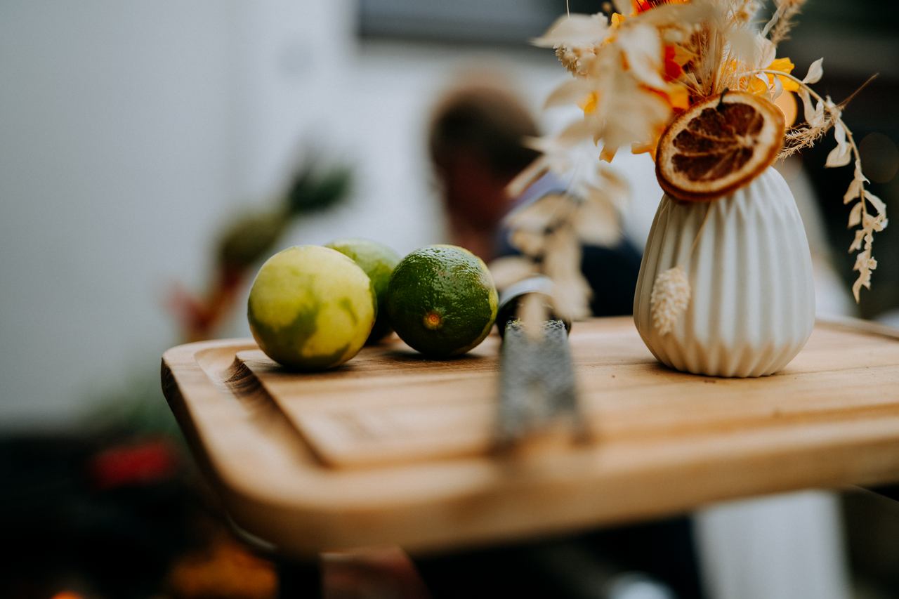 Limetten und Trockenblumen als Deko-Detail bei der Hochzeitsfeier