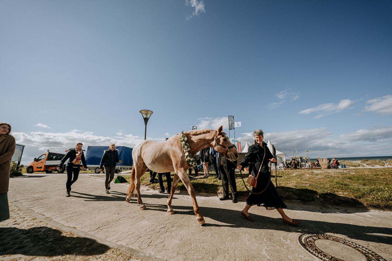 Hochzeitsgesellschaft an der Strandpromenade an der Ostsee