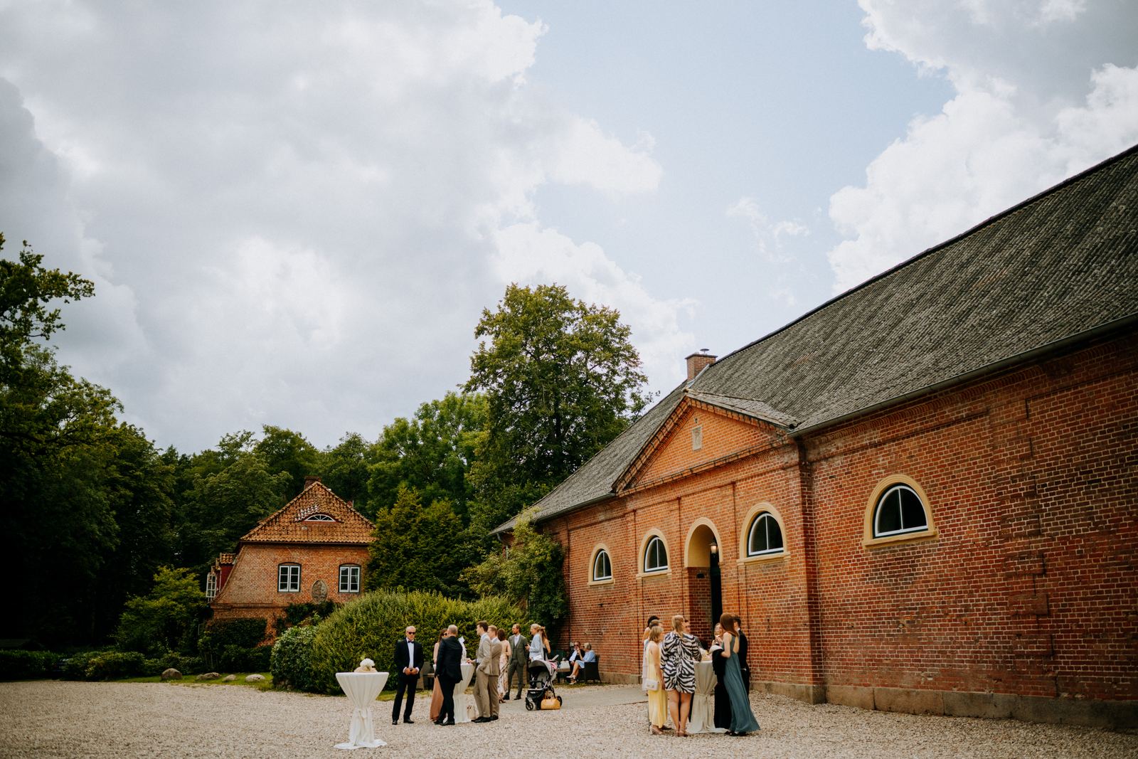 Sektempfang im Innenhof von Gut Kletkamp bei einer Scheunenhochzeit