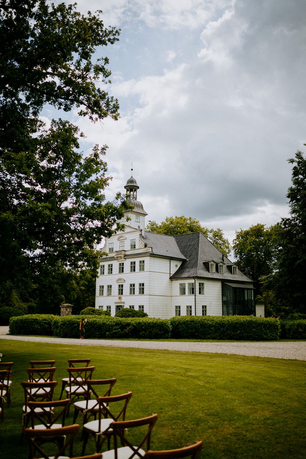 Das weiße Herrenhaus von Gut Kletkamp mit Zeremonie-Bestuhlung