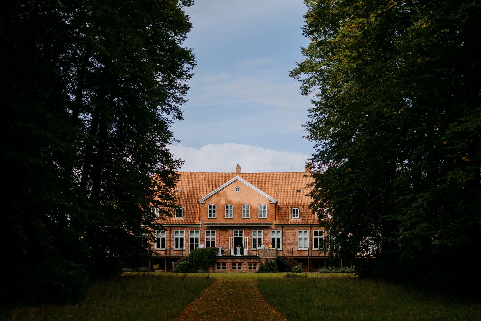 Die Parkseite des Herrenhauses von Gut Marutendorf zwischen alten Bäumen