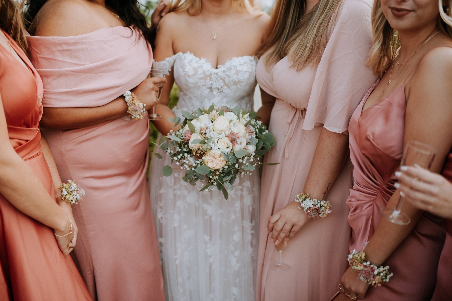 Braut mit Brautjungfern und Brautstrauß bei Hochzeit in Kiel, fotografiert von Hochzeitsfotograf Sebastian Haas