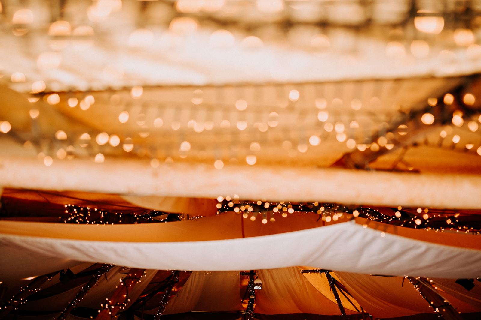 Lichterketten im Tipi-Himmel bei einer Hochzeit am Töpferhaus