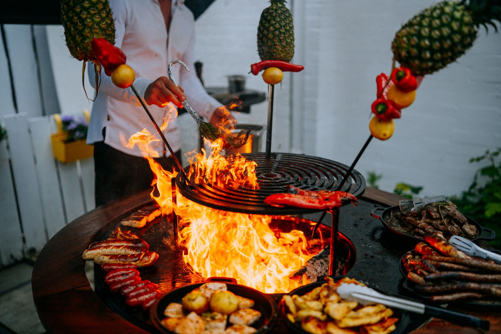 Spieße mit Ananas und Paprika am offenen Feuergrill von Ute im Bikini